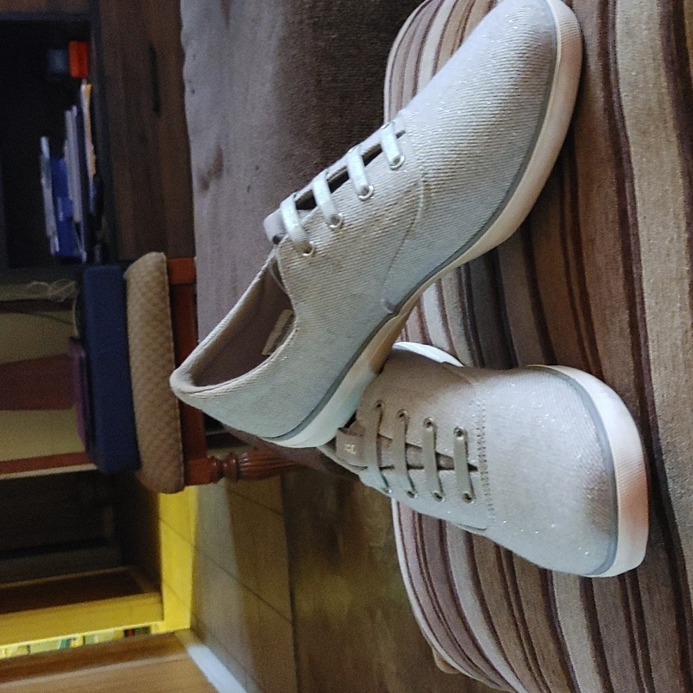 Casual tennis shoes